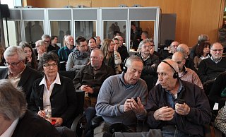 Gut besucht: Die Zuhörerplätze im Auschwitz-Prozess sind schnell belegt. Im Hintergrund die Übersetzerkabinen. - Bernhard Preuß