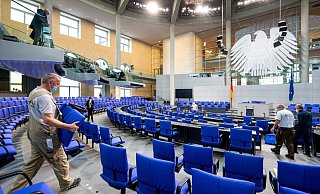 Handwerker im Plenarsaal im Deutschen Bundestag. - Foto: Monika Skolimowska/dpa