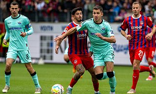 Heidenheims Kevin Sessa und Paderborns Marvin Pieringer kämpfen um den Ball. - dpa
