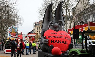 Der Motivwagen "Uns Hätz schleiht för Hanau" zum Anschlag von Hanau steht auf der Straße vor dem Rosenmontagszug in Köln. - picture alliance/dpa