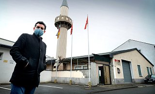 Tugrul Öcel, Vorsitzender der Türkisch-Islamischen Gemeinde Gütersloh, vor der DITIB-Moschee an der Lützowstraße. Ihr Gemeindeleben ist durch die Pandemie genauso eingeschränkt wie das anderer Religionsgemeinschaften, sagt er. - Andreas Frücht