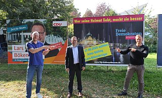 Das ist unser Mann signalisieren Henning Bökamp (l.) und Stephan Kownatzki (r.) in Richtung CDU-Bürgermeisterkandidat Lars Bökamp. - Nicole Sielermann