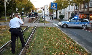 Die Polizei ermittelte nach dem Vorfall an der Haltestelle Landgericht. - Symbolfoto: Jens Reichenbach