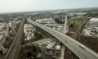 Der Bau des Ostwestfalendamms hat 1984 begonnen. Auf dem Landesabschnitt ist noch der Ursprungsbelag, die Fahrbahnübergänge der Graphia-Brücke sind zwischenzeitlich mal nachgebessert worden. - Susanne Lahr