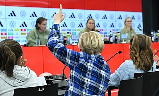 Darf ich was fragen? Schüler löchern die Fußballerinnen Klara Bühl und Ann-Katrin Berger. - Arne Dedert/dpa