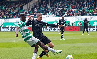 Fürths Dickson Abiama (l) und Sandhausens Arne Sicker im Zweikampf. - Daniel Löb/dpa