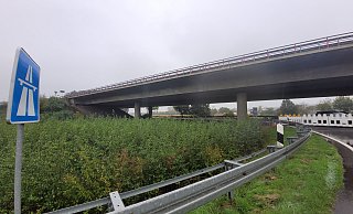 Die Autobahnbrücke in Bruchmühlen ist beschädigt. Seit Mitte Oktober gilt hier ein Tempolimit von 40 Stundenkilometer. - Florian Weyand