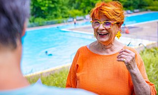 Hannelore Pfaff, wie sie halb Bielefeld und ganz Gadderbaum kennt: Bunt, schrill, fröhlich – und sie trägt an ihrer linken Hand tatsächlich einen Ring in Form einer Königinenkrone. - Mike-Dennis Mueller