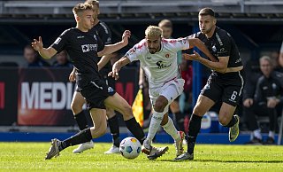 Filip Bilbija (l.) und Marco Schuster (r.) feiern am Ostersonntag ein Wiedersehen mit St. Paulis Elias Saad, sofern sie dann im Paderborner Kader stehen. - picture alliance/dpa