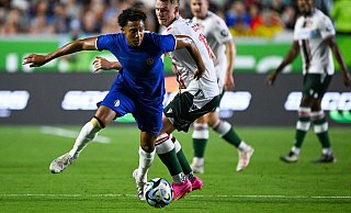 Bashir Humphreys (l.), hier im Testspiel gegen Wrexham, überzeugte in der Vorbereitung und ist nun ein heißer Kader-Kandidat beim FC Chelsea. - AFP