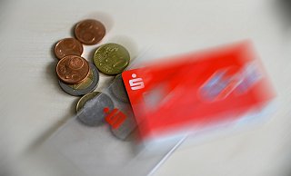 Kunden der Sparkasse sind sauer. Ihre Sparverträge wurden gekündigt. - dpa/picture alliance