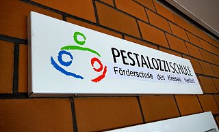 An der Pestalozzischule Bünde wurde eine Glasscheibe am Dienstagabend beschädigt. Foto: Niklas Krämer - Niklas Krämer