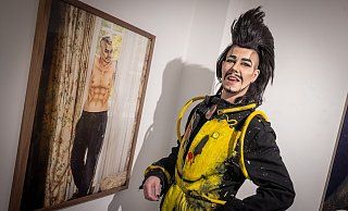 Drag King „Larry Long“ neben einem Portrait von ihm von Katharina Bosse, entstanden auf der Burg Hülshoff. - Mike-Dennis Müller