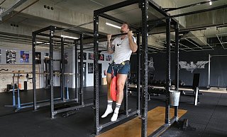 Robin Stoltze zeigt, in der Machbar, wie ein Muscle-Up mit Gewichten aussieht. - Lena Kley