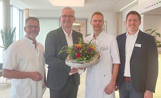 Könnten sich nicht mehr freuen: Dr. Andreas Koch (v.l.), der Geschäftsführer der KHO Matthias Bitter, Dr. Sven Ottemöller und der kaufmännische Direktor des Mathildenhospitals Philipp Herzog. - Fabian Hattenkerl