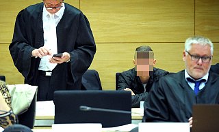 Die Angeklagten versuchen zwar, schuldbewusst zu wirken, aber überzeugend ist das nicht, schreibt unsere Redakteurin. - Andreas Frücht