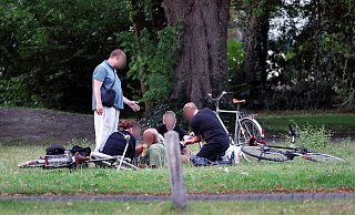 Vor allem in den Sommermonaten treffen sich fast täglich Menschen, um im Park hinter dem Schenke-Supermarkt Alkohol zu konsumieren. - Patrick Menzel
