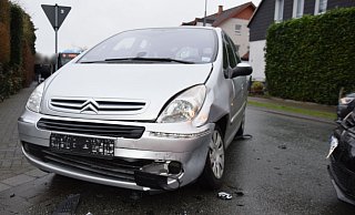 Bei dem Unfall am Mittwoch wurden zwei Personen verletzt. - Polizei