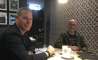 Dirk Moysig und Michael Bonschenk sitzen hier im "Kontor Kaffee" des Hansa-Hotels. Die Tapete im Hintergrund ist ein eigener Entwurf des Unternehmens. - Corina Lass