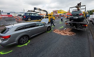 Dreimal schwerer Schaden: Der Verkehr kam zwischen Ziegel- und Finkenstraße für rund eine Stunde in beiden Richtungen zum Erliegen. - Christian Mathiesen