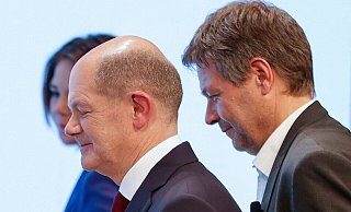 Zufriedene Gesichter: Annalena Baerbock, Olaf Scholz und Robert Habeck (r.).  - AFP