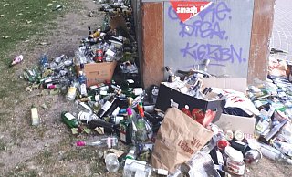 Dieses Foto entstand am Mittwochnachmittag auf der Große-Kurfürsten-Straße, unterhalb des OWD. Der Müllberg wird seit Tagen größer. - Ingo Kalischek