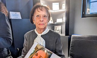 Anjas Mutter, Heide-Ute Niedringhaus, mit ihrem ganz persönlichen Erinnerungsalbum. - Burkhard Battran