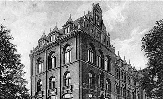 Imposantes Gebäude: Über 120 Jahre alt ist der in seiner Architektur verspielte Bau im Herzen der Stadt. - Kommunalarchiv