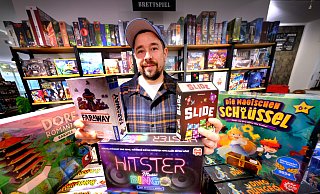 Dennis Glöge hat in seinem Spieleladen "Wolpertinger" in Gütersloh eine Auswahl geeigneter Spiele fürs Weihnachtsfest zusammengestellt. - Andreas Frücht