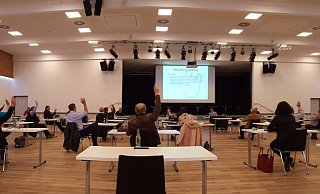 Bei der Debatte um die Resolution zum Atommüll-Logistiklager in Würassen in der Steinheimer Stadthalle verfielen die Ratsmitglieder kurz in den Wahlkampfmodus. - Madita Schellenberg