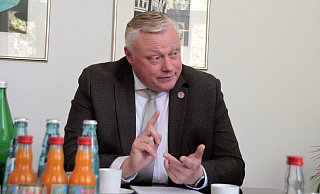 Wünscht sich eine sachliche Debatte: Höxters Bürgermeister Daniel Hartmann beim Haushaltsgespräch. - David Schellenberg