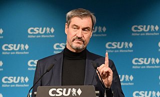 Das Deutschlandticket ist für Markus Söder auf Dauer nicht mehr finanzierbar. (Archivbild) - Felix Hörhager/dpa