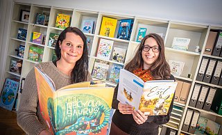 Stolz auf ein bunt gemischtes Verlagsprogramm für Kinder: Programmleiterin Hannah Schenk (links) und Anne Hanke (Öffentlichkeitsarbeit) vor dem ansehnlichen Bestand des noch jungen Calme Mara Verlags. - Mike-Dennis Müller Stolz auf ein bunt gemischtes Verlagsprogramm für Kinder: Programmleiterin Hannah Schenk (links) und Anne Hanke (Öffentlichkeitsarbeit) vor dem ansehnlichen Bestand des noch jungen Calme Mara Verlags. - Mike-Dennis Müller
