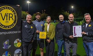 Auszeichnung für den VfR Wellensiek mit Jörg Höfel (VfR, v.l.), Marcel Eggert (VfR) Viktoria Praedicow (Sportjugend), Tobias Kopp (Sportjugend), Simon Böer (Sportbund) und Markus Nolting (VfR). - SSB
