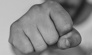 Das Symbolfoto zeigt einen Faustschlag: So gingen die Täter gegen den Autofahrer vor. Seiner Frau trat einer der Schläger ins Gesicht. - pixabay