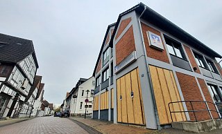 Verbarrikadiert: Die Fenster der Nieheimer Filiale der Vereinigten Volksbank sind nach der Sprengung des Geldautomaten mit Holzplatten vernagelt.?Fotos: David Schellenberg - David Schellenberg