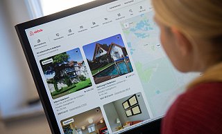 Seit mehr als zehn Jahren bietet die Onlineplattform Airbnb Privatunterkünfte an, die deutlich günstiger sind als klassische Hotelzimmer. - Niklas Tüns