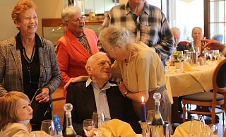 Einhundert Freundinnen und Freunde, Familienangehörige und Wegbegleiter sind zum runden Geburtstag von Heinz Stange (Mitte, sitzend) erschienen. - Claus Frickemeier