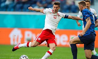 Die Polen um Weltfußballer Robert Lewandowski (l) taten sich schwer. - Igor Russak/dpa