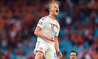 Kasper Dolberg freut sich über sein zweites Tor in der Achtelfinal-Begegnung. - Foto: Olaf Kraak/Pool EPA via AP/dpa