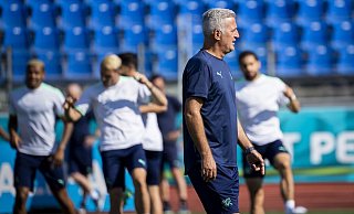 Trainer Vladimir Petkovic (vorn, M) hofft mit der Schweiz im Viertelfinale gegen Frankreich auf eine weitere EM-Überraschung. - Foto: Jean-Christophe Bott/KEYSTONE/dpa