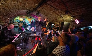 Lord Of The Lost geben im legendären Cavern Club ein Unplugged-Konzert. - Peter Kneffel/dpa