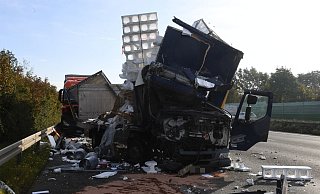 Zwei Lkw sind auf der Autobahn 2 ineinander gekracht. Zwei Menschen wurden verletzt. - Andreas Eickhoff