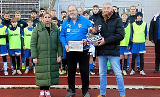 Tschüss, Jacko: Bruno Obens und Milena Scherf verabschieden den langjährigen Betreuer Frank Jacobasch. Die 1. Mannschaft und die C-Jugend des SC Herford stehen Spalier und applaudieren dem 57-Jährigen. - Dirk Kröger
