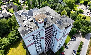 Das Hochhaus in Spradow hat 70 Eigentumswohnungen und wurde 1973 fertiggestellt. Die anfänglichen Probleme haben die Bewohner zusammengeschweißt, wie Hausverwalter Peter Tüch sagt. - Gerald Dunkel