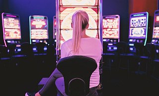 Die Polizei traf auch auf Menschen, die an den Automaten trotz Corona-Regeln spielten. - Symbolbild: Pixabay