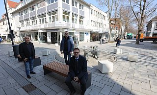 Bürgermeister Lars Bökenkröger hat Platz genommen, Jan-Martin Müller von der Stadt und Rüdiger Ernst von den Stadtwerken stehen im Hintergrund. - Nicole Sielermann