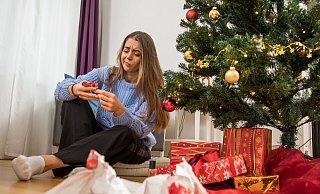 Nicht jedes Geschenk lässt sich problemlos umtauschen: Im stationären Handel gibt es kein gesetzliches Umtauschrecht, doch Händler handeln oft kulant. - Christin Klose/dpa-tmn