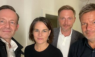 Volker Wissing (v.l.), FDP-Generalsekretär, Annalena Baerbock, Bundesvorsitzende von Bündnis 90/Die Grünen, Christian Lindner, FDP-Vorsitzender und Robert Habeck, Co-Bundesvorsitzender von Bündnis 90/Die Grünen. - via REUTERS