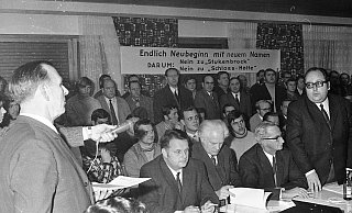 Die Zuschauer haben ein Spruchband gespannt, auf dem sie deutlich machen, dass sie einen neutralen Namen wollen. - Dieter Burkamp